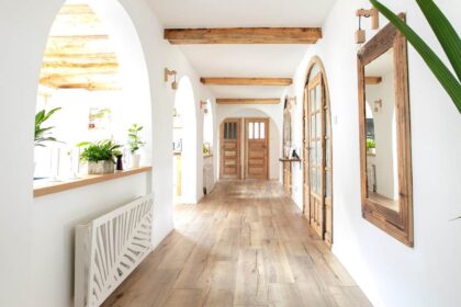 Het is niet gek dat je bij een vervelende geest in huis al snel denkt aan koude plekken, krakende vloeren of deuren die vanzelf opengaan.